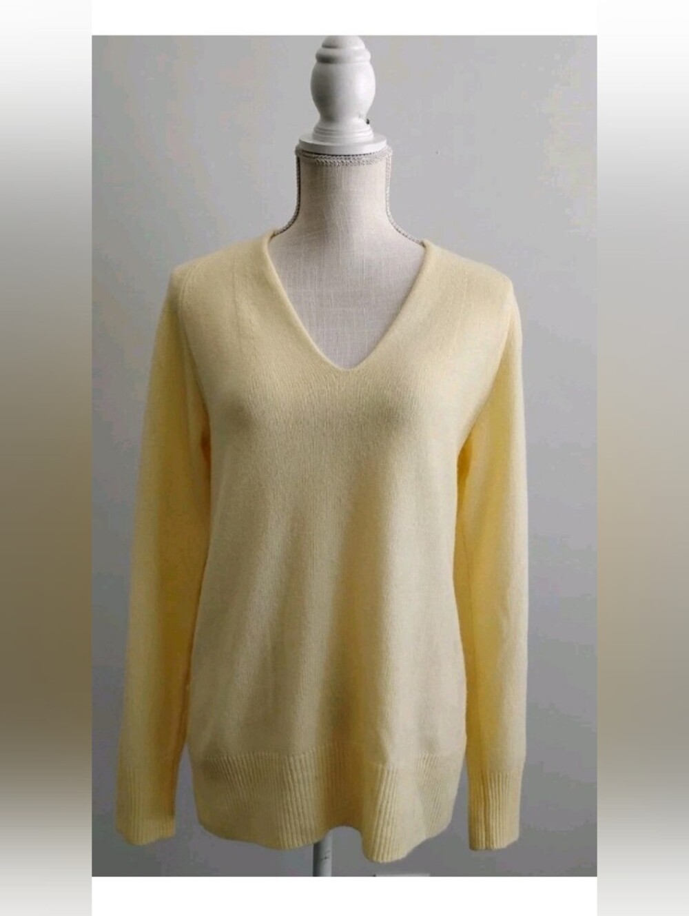Vince. Pullover Sweater Women's Size S Wool Cashmere Yellow V-Neck Quiet Luxury